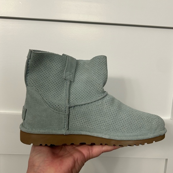 UGG Classic Unlined Mini Perf Boots Size 9 - Picture 6 of 10